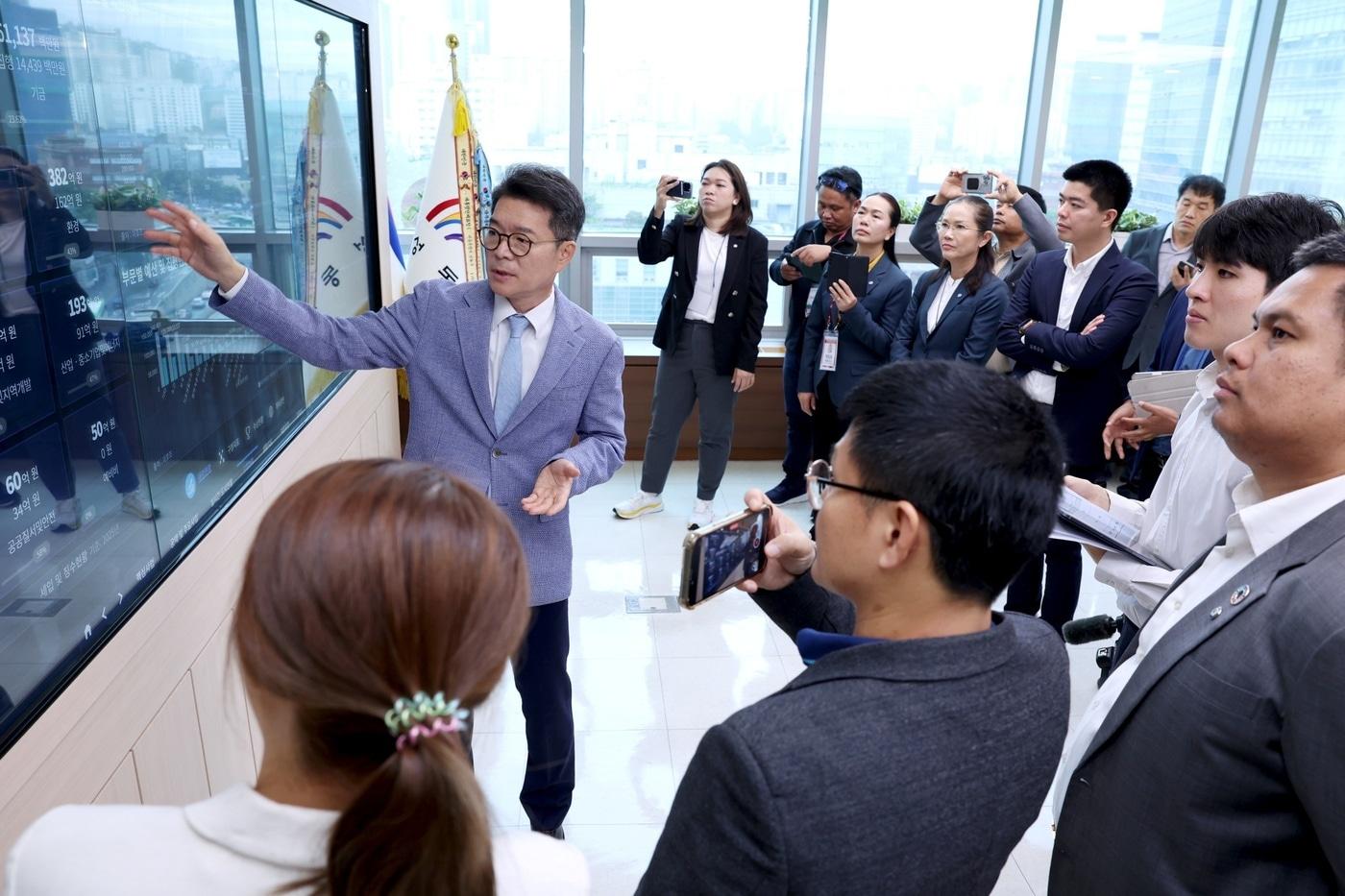 스마트정책 소통 시스템을 설명하고 있는 정원오 성동구청장 모습&#40;성동구 제공&#41;