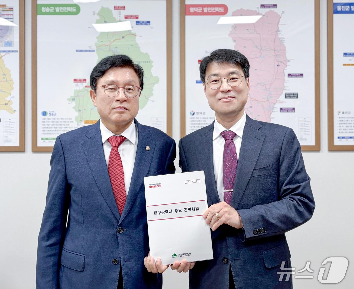 본문 이미지 - 김정기 대구시장 권한대행&#40;오른쪽&#41;이 지난 24일 국회를 방문해 박형수 예산결산특별위원회 간사에게 TK신공항 등 현안 사업을 설명한 후 국비 지원을 요청했다. &#40;대구시 제공. 재판매 및 DB 금지&#41; 2025.11.24/뉴스1