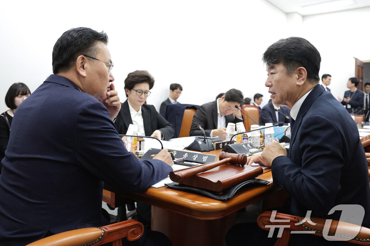 문진석 더불어민주당 원내수석(오른쪽)과 유상범 국민의힘 원내수석이 25일 서울 여의도 국회 운영위원회에서 열린 국회운영위원회 예산결산심사소위원회에서 대화하고 있다. 2025.11.25/뉴스1 ⓒ News1 신웅수 기자