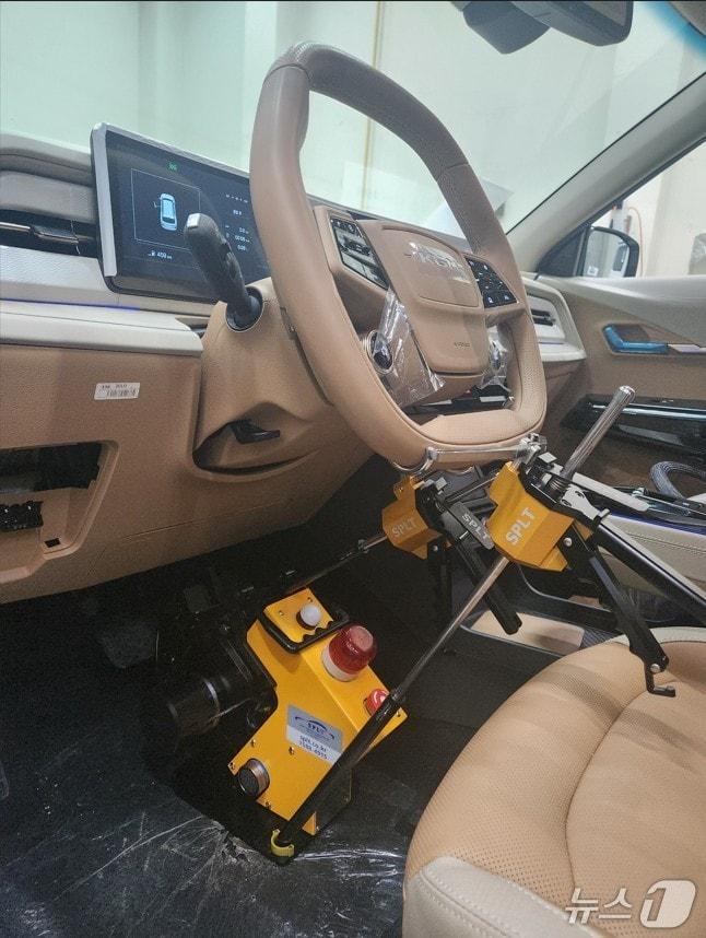 본문 이미지 - 에스피엘티 운전페달로봇 시스템.&#40;인하대 제공. 재배포 및 DB금지&#41;2025.11.25/뉴스1
