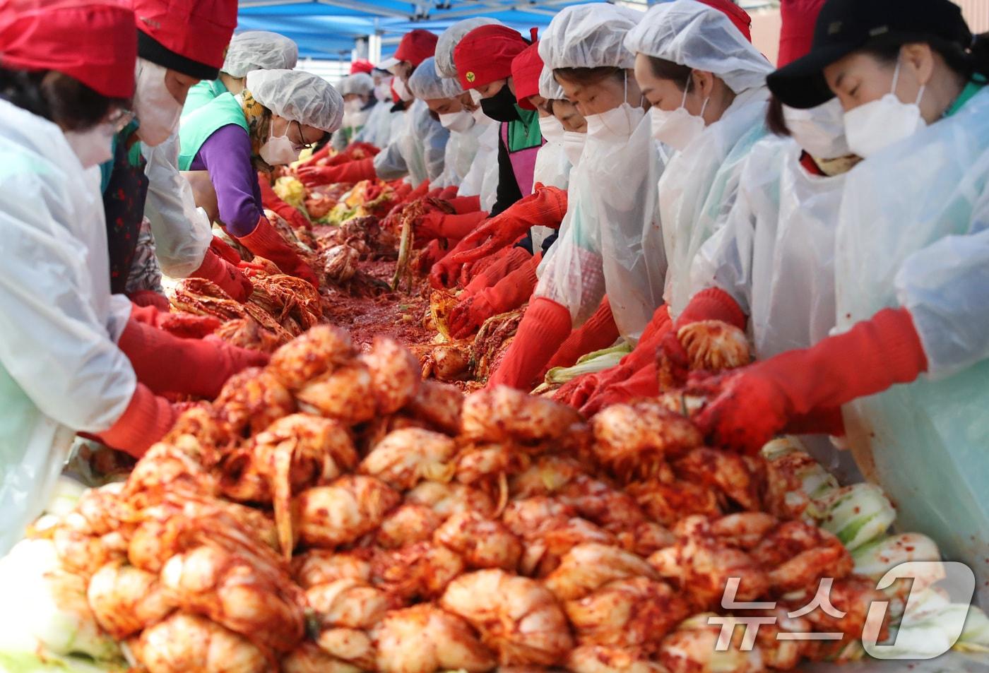 본문 이미지 - 지난해 11월 25일 오전 대구 수성구청에서 열린 '2025년 사랑의 김장 담그기' 행사. /뉴스1 ⓒ News1 공정식 기자