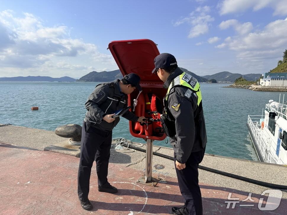 본문 이미지 - 25일 완도해양경찰이 연안안전사고 위험예보제 주의보에 따라 해안가를 순찰하고 있다.&#40;완도해경 제공. 재판매 및 DB 금지&#41;