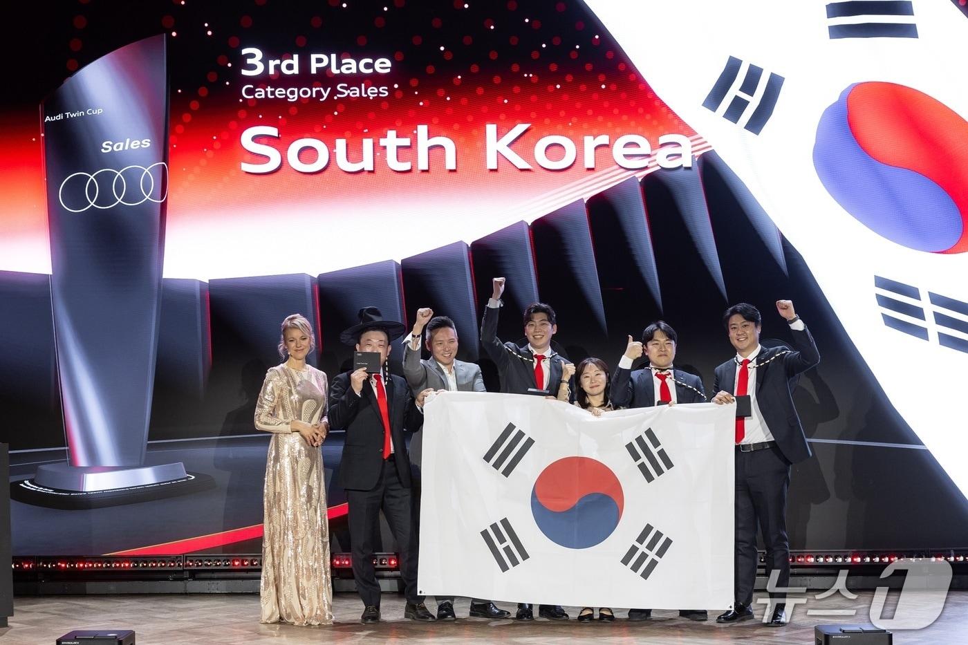 지난 18일부터 20일까지 독일 뮌헨에서 아우디 본사가 개최한 경연대회 '아우디 트윈컵 2025 월드 챔피언십'에서 아우디 코리아의 한국팀이 세일즈와 애프터 세일즈 부문에서 3위에 선정된 뒤 기념 사진을 촬영한 모(아우디코리아 제공). 2025.11.25.