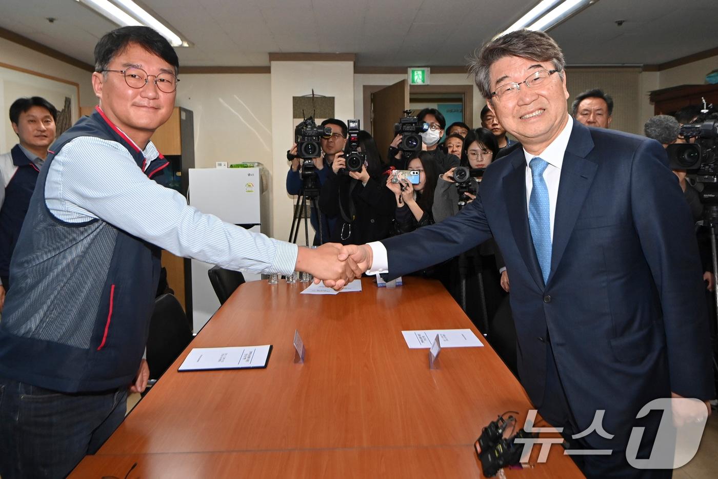 김지형 경제사회노동위원회 위원장&#40;오른쪽&#41;과 양경수 전국민주노동조합총연맹 위원장이 25일 오전 서울 중구 민주노총에서 만나 인사하고 있다. 민주노총이 경사노위&#40;당시 노사정위원회&#41; 관계자와 공식 회동을 갖는 것은 1999년 2월 이후 처음이다. &#40;공동취재&#41; 2025.11.25/뉴스1 ⓒ News1 김민지 기자