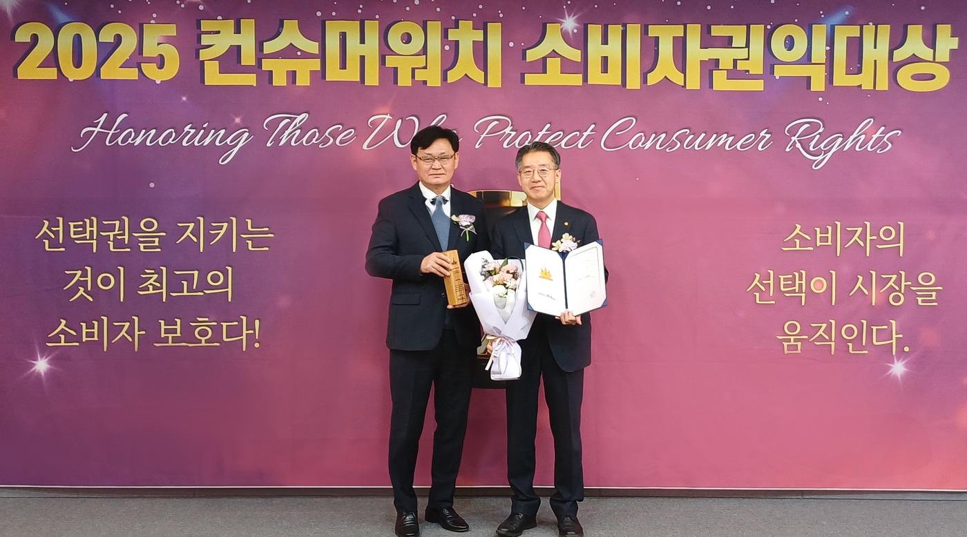 한화투자증권 한종석 CCO (오른쪽)와 컨슈머워치 조경엽 공동대표(왼쪽)가 기념촬영을 하고 있다. (한화투자증권 제공)