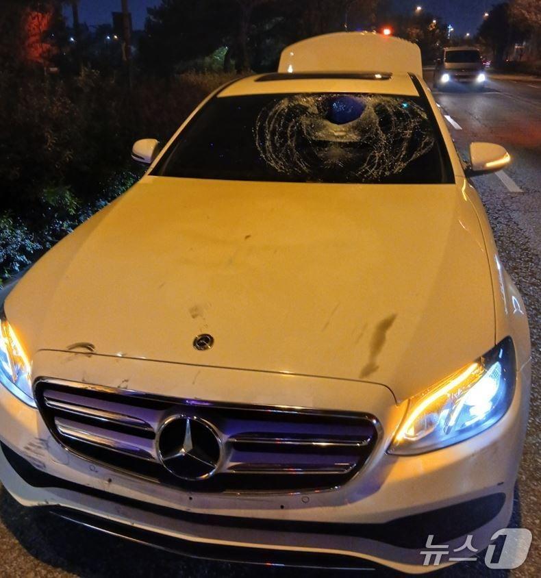 본문 이미지 - 지난 24일 오후 6시 37분께 전주시 완산구 효자동 전북도청 앞 도로에서 승용차와 자전거가 충돌했다. &#40;전북소방 제공. 재판매 및 DB금지&#41; 2025.11.25/뉴스1