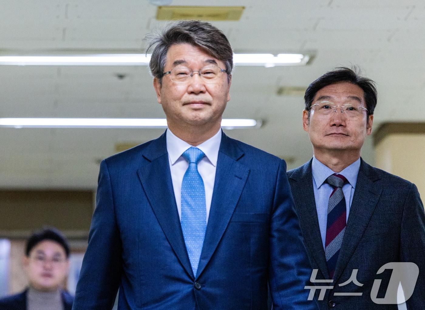 본문 이미지 - 김지형 경제사회노동위원회 위원장이 지난달 25일 오전 서울 중구 민주노총에서 양경수 전국민주노동조합총연맹 위원장을 예방하기 위해 들어서고 있다.  (공동취재) 2025.11.25/뉴스1 ⓒ News1 김민지 기자