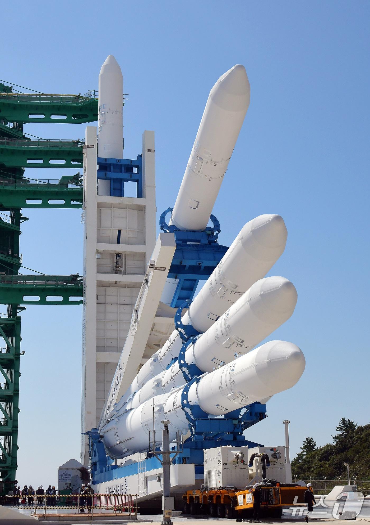 본문 이미지 - &#40;사진은 기사 내용과 무관함&#41; 2025년 9월 발사 전 최종 리허설 격인 &#39;추진제 충전·배출 사전시험&#39;&#40;WDR&#41;을 위해 누리호가 발사대에 장착되는 모습. &#40;한국항공우주연구원 제공. 재판매 및 DB 금지&#41; 2025.11.20/뉴스1