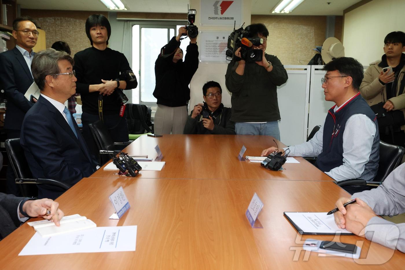 김지형 경제사회노동위원회 위원장과 양경수 전국민주노동조합총연맹 위원장이 25일 오전 서울 중구 민주노총에서 공식 회동을 하고 있다. 민주노총이 경사노위&#40;당시 노사정위원회&#41; 관계자와 공식 회동을 갖는 것은 1999년 2월 이후 처음이다. &#40;공동취재&#41; 2025.11.25/뉴스1 ⓒ News1 김민지 기자