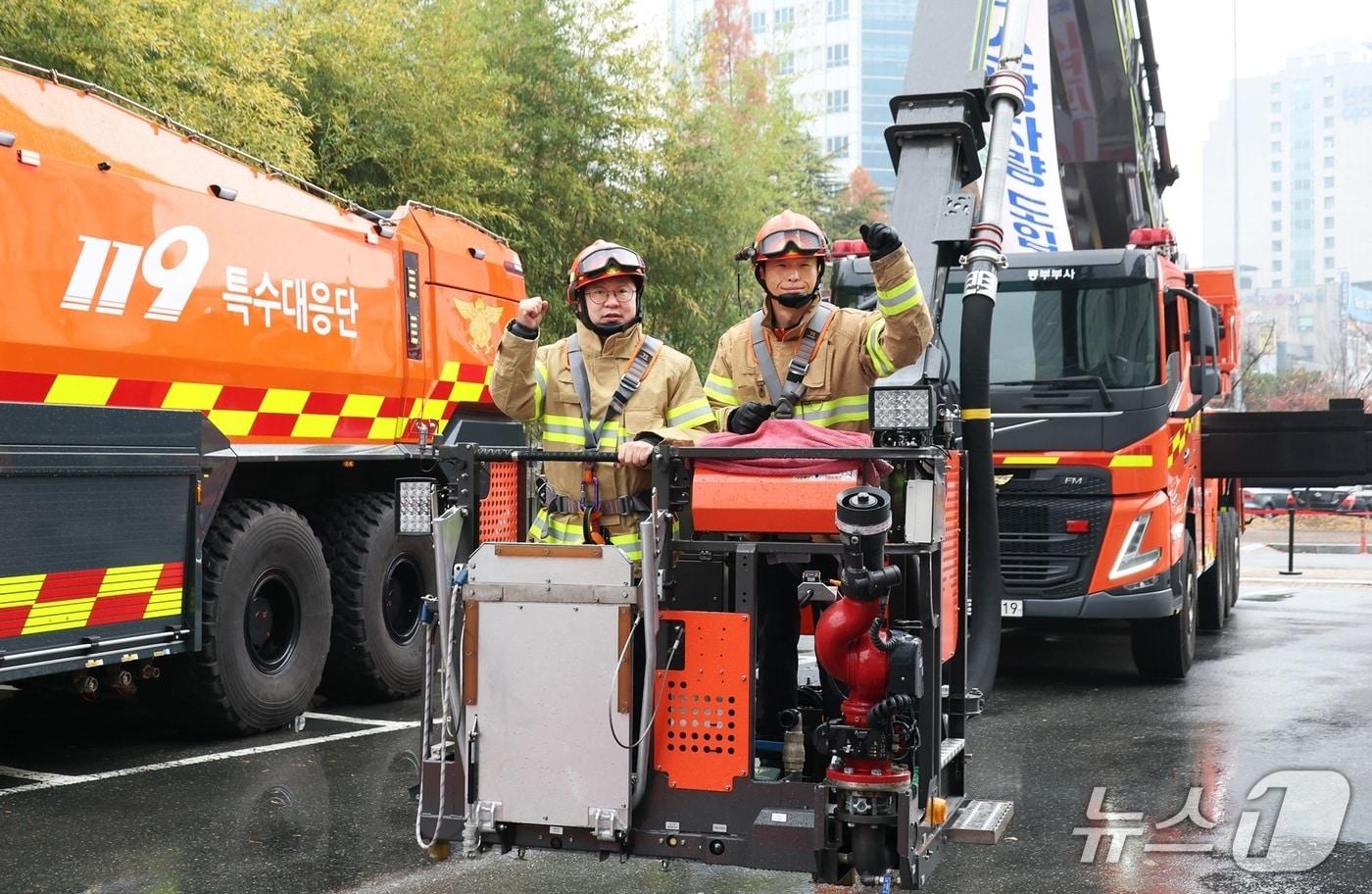 본문 이미지 - 대전소방본부는 25일 시청에서 이장우 시장 등이 참석한 가운데 고성능 소방차량 시연회를 가졌다. (시 제공) / 뉴스1