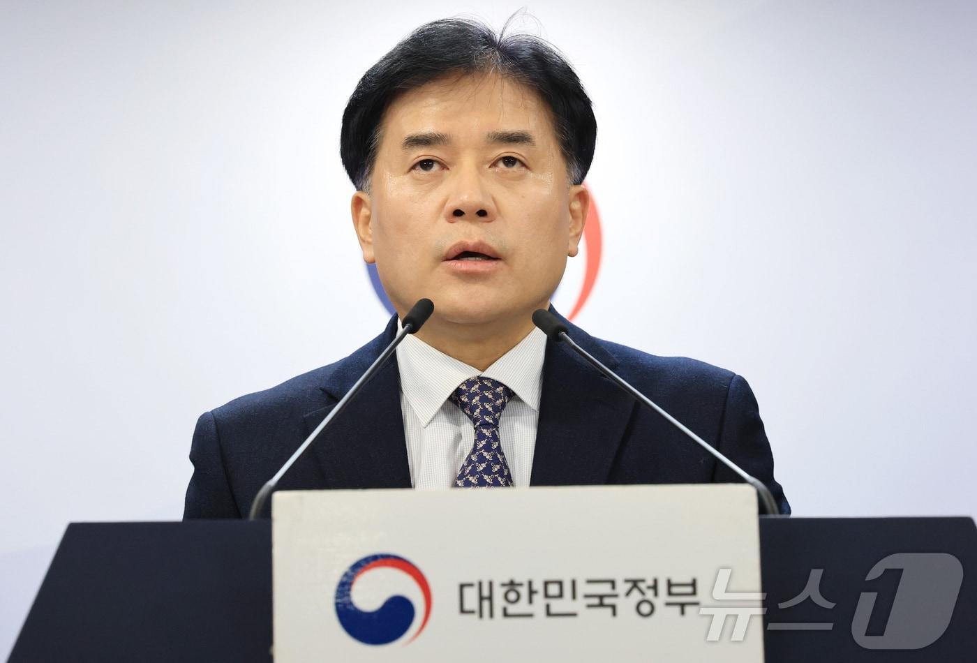 박용수 인사혁신처 차장이 25일 서울 종로구 정부서울청사에서 국가공무원법 개정안 입법예고 브리핑을 하고 있다. 2025.11.25/뉴스1 ⓒ News1 임세영 기자