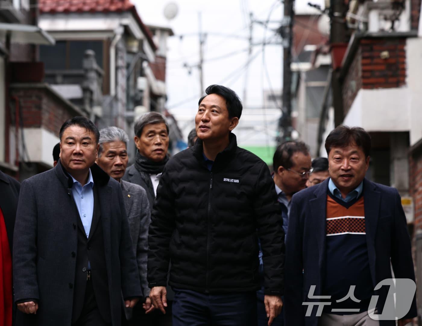 본문 이미지 - 오세훈 서울시장이 25일 오전 서울 중화동 모아타운 예정지를 찾아 둘러보고 있다. 2025.11.25/뉴스1 ⓒ News1 구윤성 기자