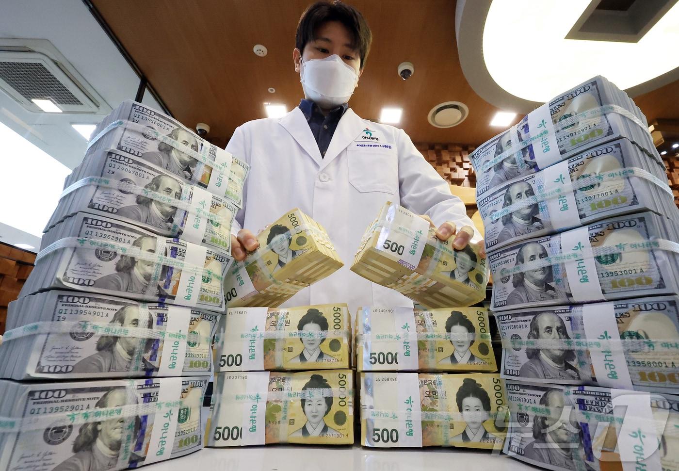 서울 중구 하나은행 위변조대응센터에서 관계자가 원화와 달러화를 정리하는 모습. 2025.11.25/뉴스1 ⓒ News1 김진환 기자