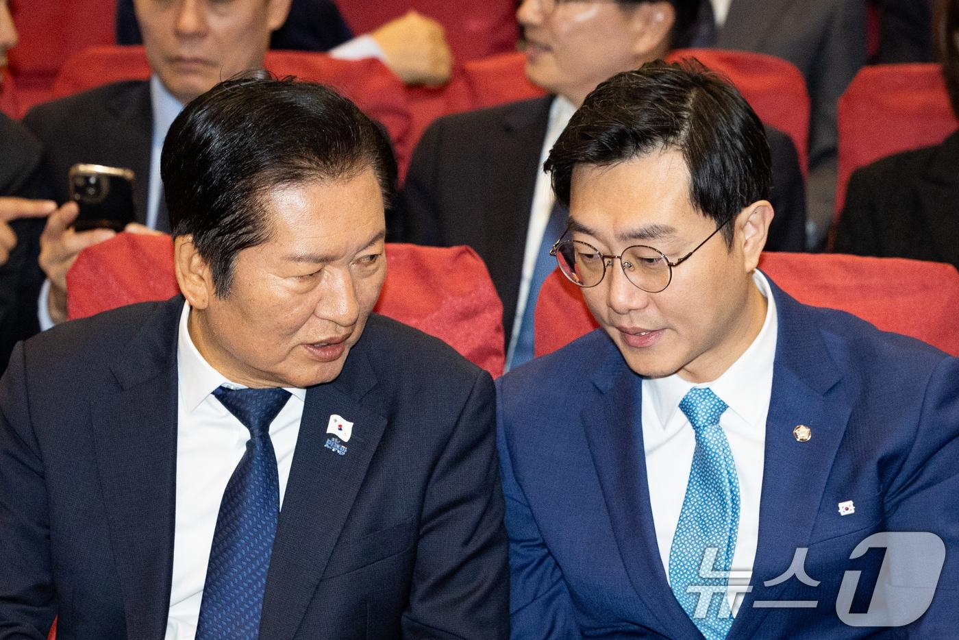 지난 25일 서울 여의도 국회 의원회관에서 열린 더불어민주당 서울시당 &#39;천만의 꿈 경청단&#39; 출범식에서 대화하고 있는 정청래 대표와 장경태 서울시장 위원장. 2025.11.25/뉴스1 ⓒ News1 유승관 기자