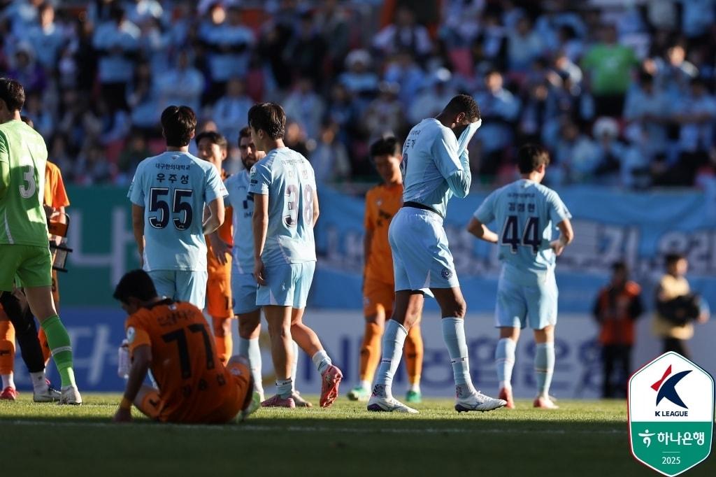 본문 이미지 - 2025 K리그1이 끝까지 어지럽다. 대구와 제주의 탈꼴찌 싸움을 비롯해 마지막까지 예상할 수 없는 경쟁이 이어지고 있다. &#40;한국프로축구연맹 제공&#41;