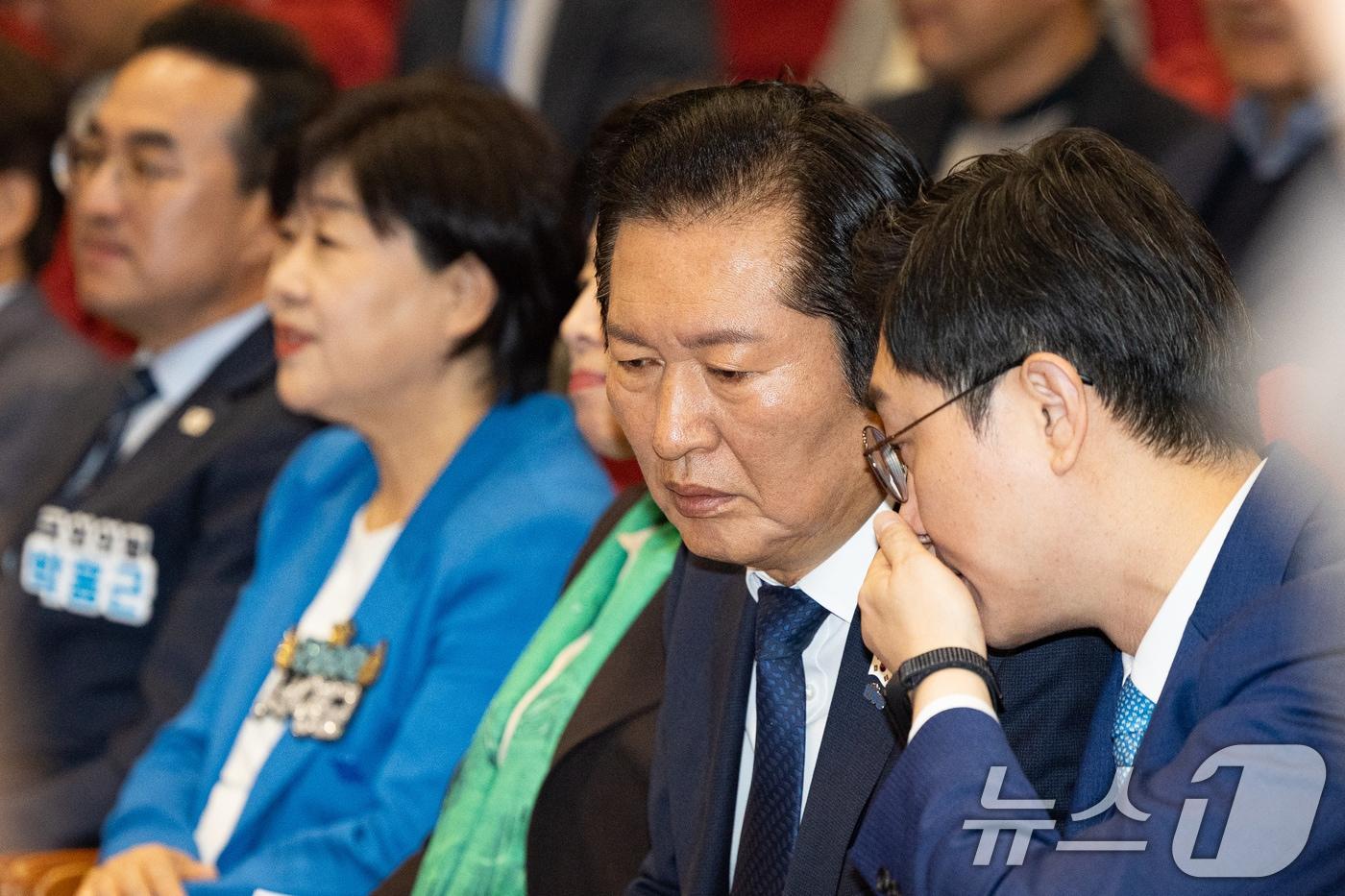 정청래 더불어민주당 대표와 장경태 서울시당위원장이 25일 서울 여의도 국회 의원회관에서 열린 더불어민주당 서울시당 &#39;천만의 꿈 경청단&#39; 출범식에서 대화하고 있다. 2025.11.25/뉴스1 ⓒ News1 유승관 기자