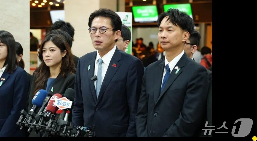 본문 이미지 - 황궈창 대만 민중당 주석이 25일 타이베이 쑹산공항에서 취재진들의 질문에 답하고 있다. (대만연합신문망 갈무리)