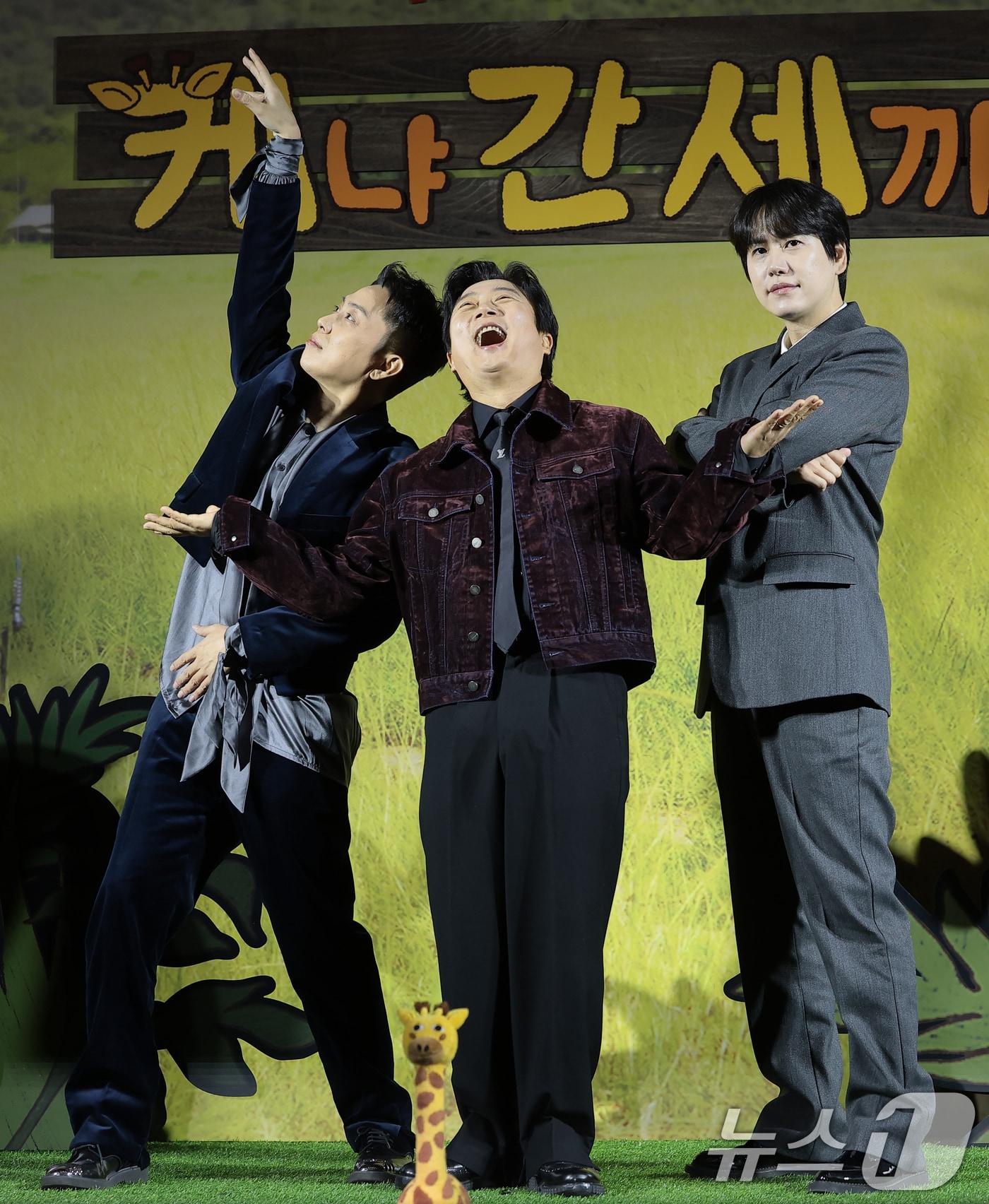 본문 이미지 - 가수 은지원(왼쪽부터)과 이수근, 슈퍼주니어 규현이 25일 오전 서울 용산구 CGV용산아이파크몰에서 열린 넷플릭스 예능 '케냐 간 세끼(연출 나영석 김예슬/작가 이우정)' 제작보고회에서 포즈를 취하고 있다. '​케냐 간 세끼'​는 나영석 PD가 넷플릭스에서 첫 선을 보이는 예능으로 웃음 메이커 3인방 이수근, 은지원, 규현 아프리카 여행기를 담았다. 2025.11.25/뉴스1 ⓒ News1 권현진 기자