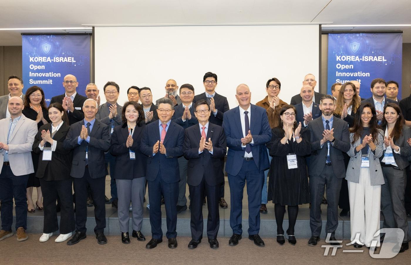 &#39;한-이스라엘 오픈이노베이션 써밋&#39; 참석자들이 기념사진을 촬영하고 있다. &#40;사진제공 = 한국무역협회&#41; 