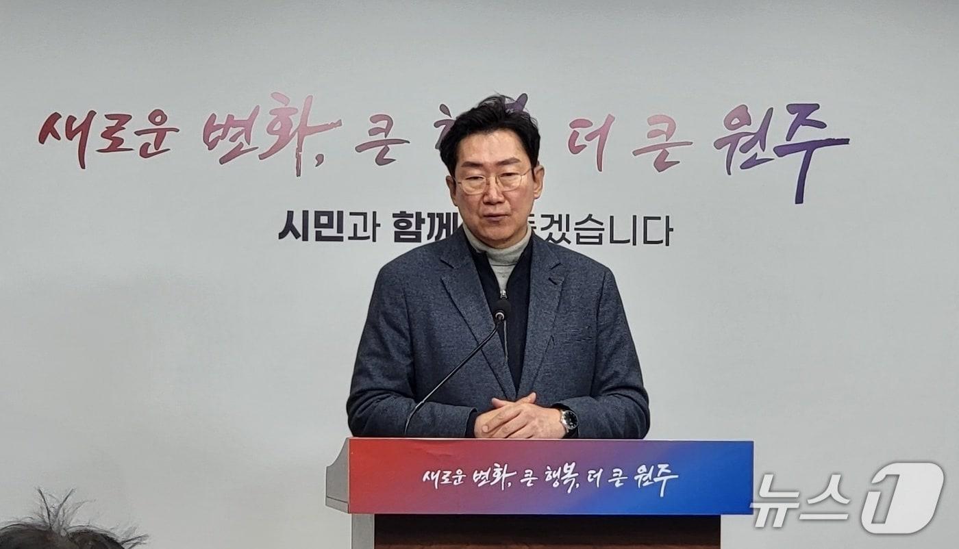 원강수 강원 원주시장이 25일 원주시청 브리핑룸에서 이동시장실 운영 성과에 대해 설명하고 있다. 2025.11.25/뉴스1 신관호 기자