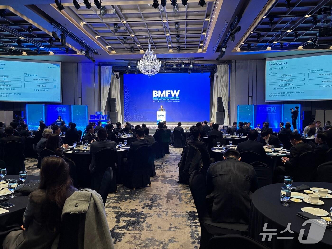 본문 이미지 - 2025 부산 해양금융위크에서 정은보 한국거래소 이사장이 기조연설을 하고 있다. 2025.11.25/뉴스1 ⓒ News1 홍윤 기자