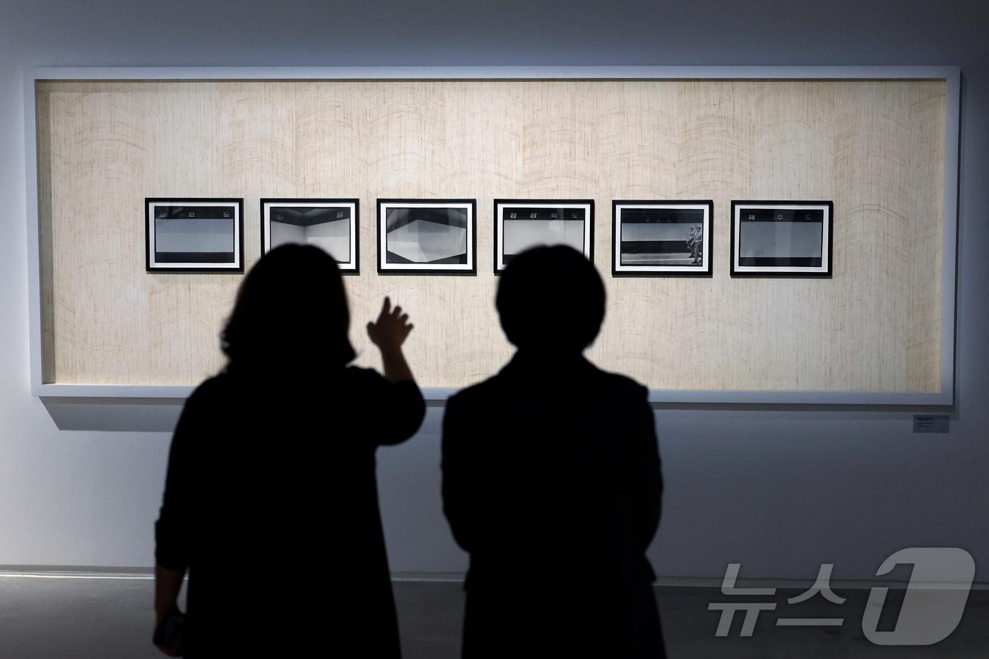 본문 이미지 - 25일 서울 도봉구 마들로 서울시립 사진미술관에서 관계자들이 세 번째 개관 특별전 '사진이 할 수 있는 모든 것' 오픈을 하루 앞두고 전시를 살펴보고 있다. 2025.11.25 ⓒ 뉴스1 박정호 기자