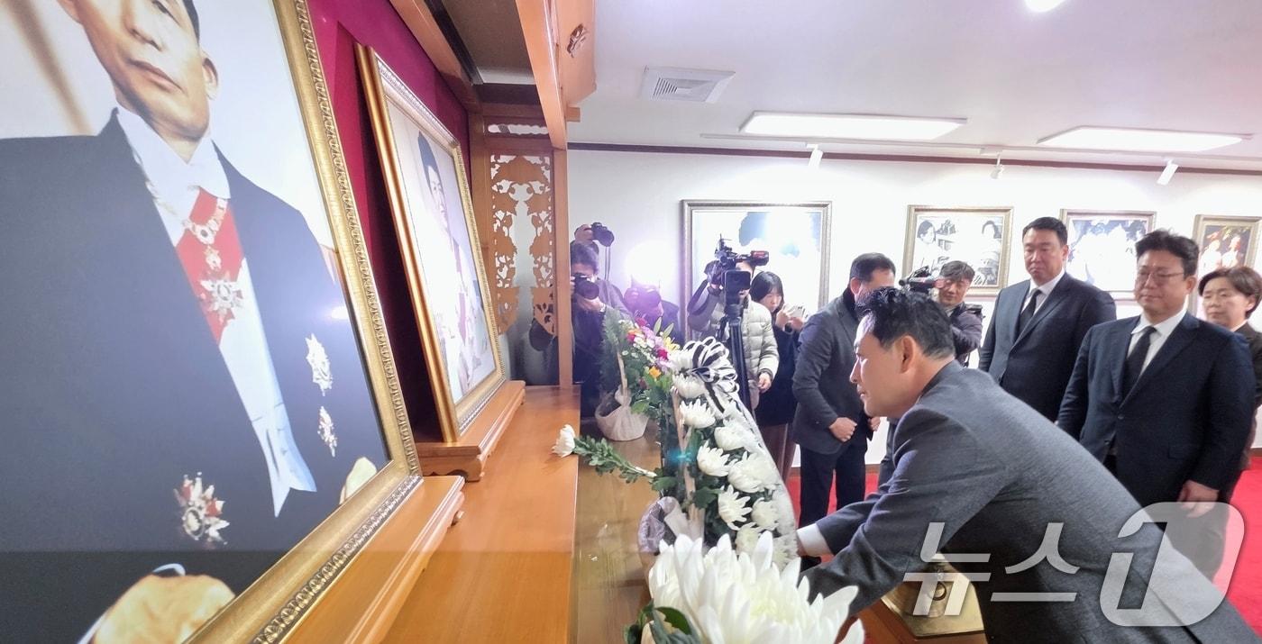 장동혁 국민의힘 대표가 25일 당 대표 취임 이후 처음으로 경북 구미 박정희 전 대통령 생가를 찾아 헌화하고 있다. 장 대표는 &#34;한강의 기적을 이룬 힘으로 이제 국민이 대한민국을 위해서 국민의 기적을 이룰 때＂라고 밝혔다. 2025.11.25/뉴스1 ⓒ News1 정우용 기자