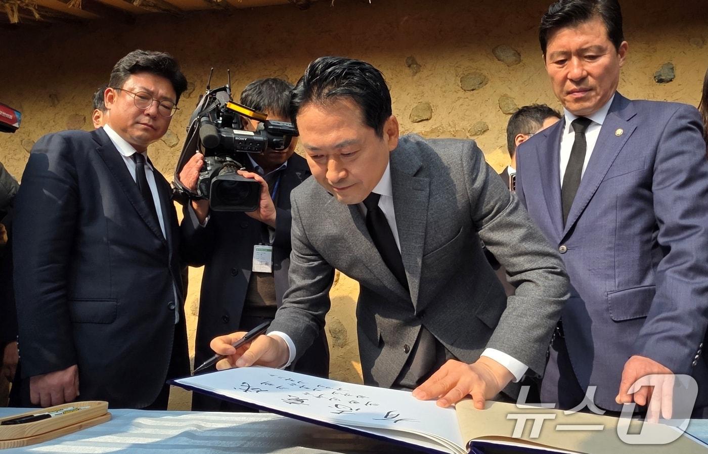 장동혁 국민의힘 대표가 25일 당 대표 취임 이후 처음으로 경북 구미 박정희 전 대통령 생가를 찾아 헌화를 마친 뒤 기념사진을 찍고 있다. 장 대표는 &#34;한강의 기적을 이룬 힘으로 이제 국민이 대한민국을 위해서 국민의 기적을 이룰 때＂라고 했다. 2025.11.25/뉴스1 ⓒ News1 정우용 기자