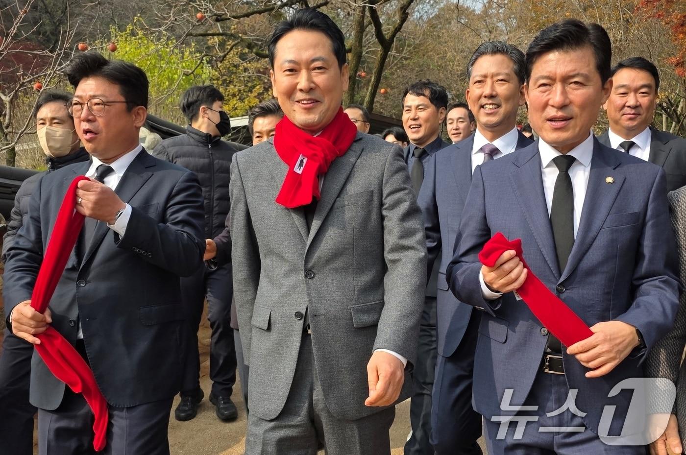 장동혁 국민의힘 대표가 25일 당 대표 취임 이후 처음으로 경북 구미 박정희 전 대통령 생가를 찾아 헌화를 마친 뒤 추모관 언덕을 내려오고 있다. 장 대표는 &#34;한강의 기적을 이룬 힘으로 이제 국민이 대한민국을 위해서 국민의 기적을 이룰 때＂라고 밝혔다. 2025.11.25/뉴스1 ⓒ News1 정우용 기자