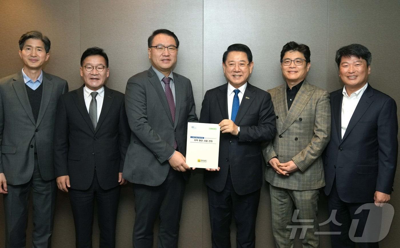 김영록 전라남도지사가 25일 서울 여의도에서 유병서 기획재정부 예산실장과 간담회를 갖고 2026년 국회 증액 핵심사업들이 차질없이 반영될 수 있도록 지원을 요청한 뒤 전남의 주요 현안사업 건의 내용을 전달하고 있다.&#40;전남도 제공. 재판매 및 DB금지&#41; 2025.11.25/뉴스1 