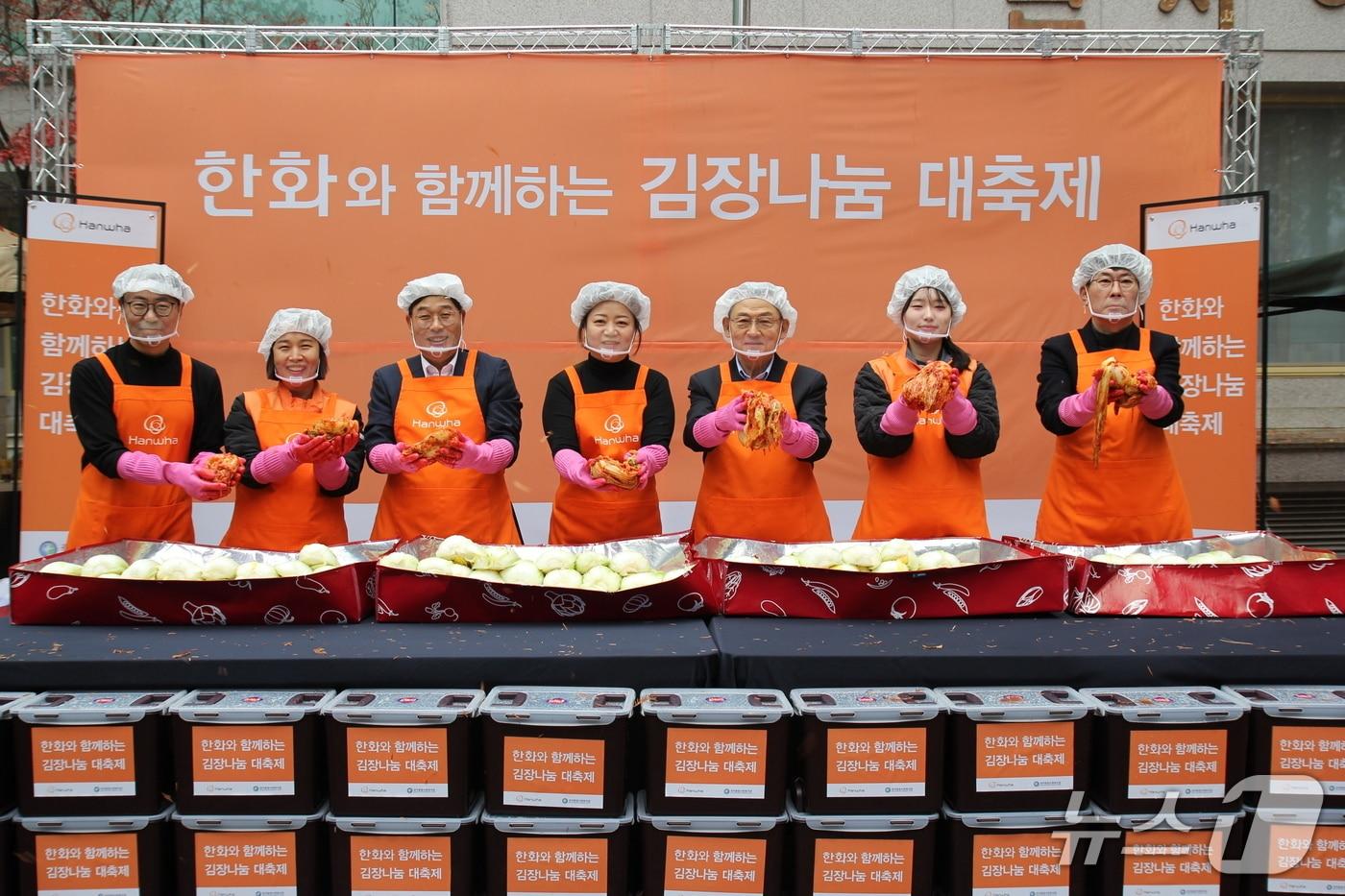 25일 대전 관저종합사회복지관에서 &#39;한화와 함께하는 김장 나눔 대축제&#39;가 열렸다. 행사에 참여한 김신연 한화사회봉사단장&#40;한화솔루션 사장&#41;과 한화그룹 충청지역 사업장 소속 임직원들이 김치를 담그고 있다.