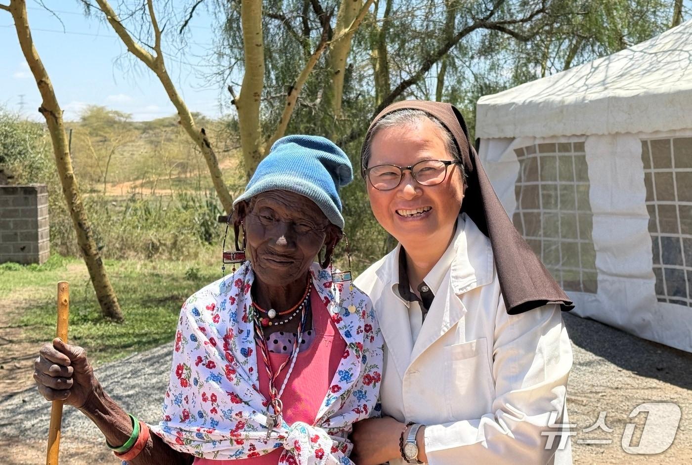 아산사회복지재단에 따르면 25년간 아프리카 케냐와 말라위의 진료소와 병원 등을 운영하며 약 80만 명의 주민들이 치료받을 수 있게 인술을 펼친 정춘실&#40;59&#41; 케냐 &#39;성 데레사 진료소&#39; 소장&#40;오른쪽&#41;이 올해 아산상을 받았다.&#40;아산사회복지재단 제공&#41;