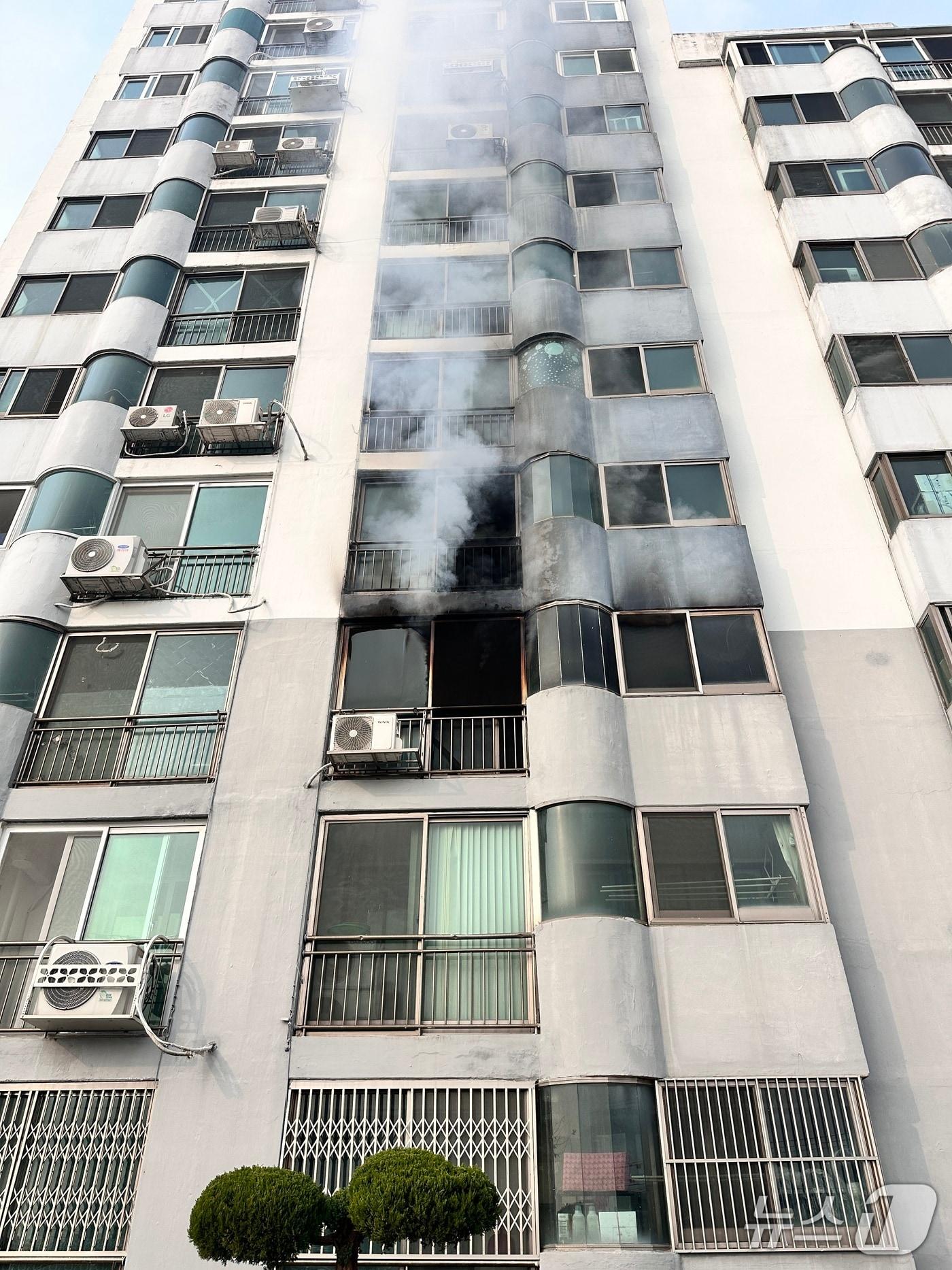 본문 이미지 - 25일 오전 9시 37분쯤 창원시 의창구 북면 신촌리의 15층짜리 아파트 3층에서 불이 났다. 사진은 화재 현장 모습.(창원소방본부 제공. 재판매 및 DB금지)