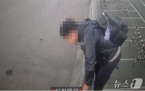 본문 이미지 - 포착된 A 씨&#40;인천항보안공사 제공/뉴스1&#41;