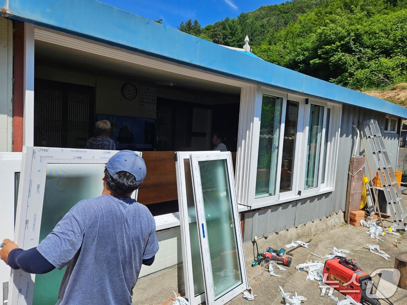 본문 이미지 - 전북 진안군이 취약계층을 대상으로 한 '그린리모델링 사업'을 완료했다.(진안군제공, 재판매 및 DB금지)2025.11.25/뉴스1