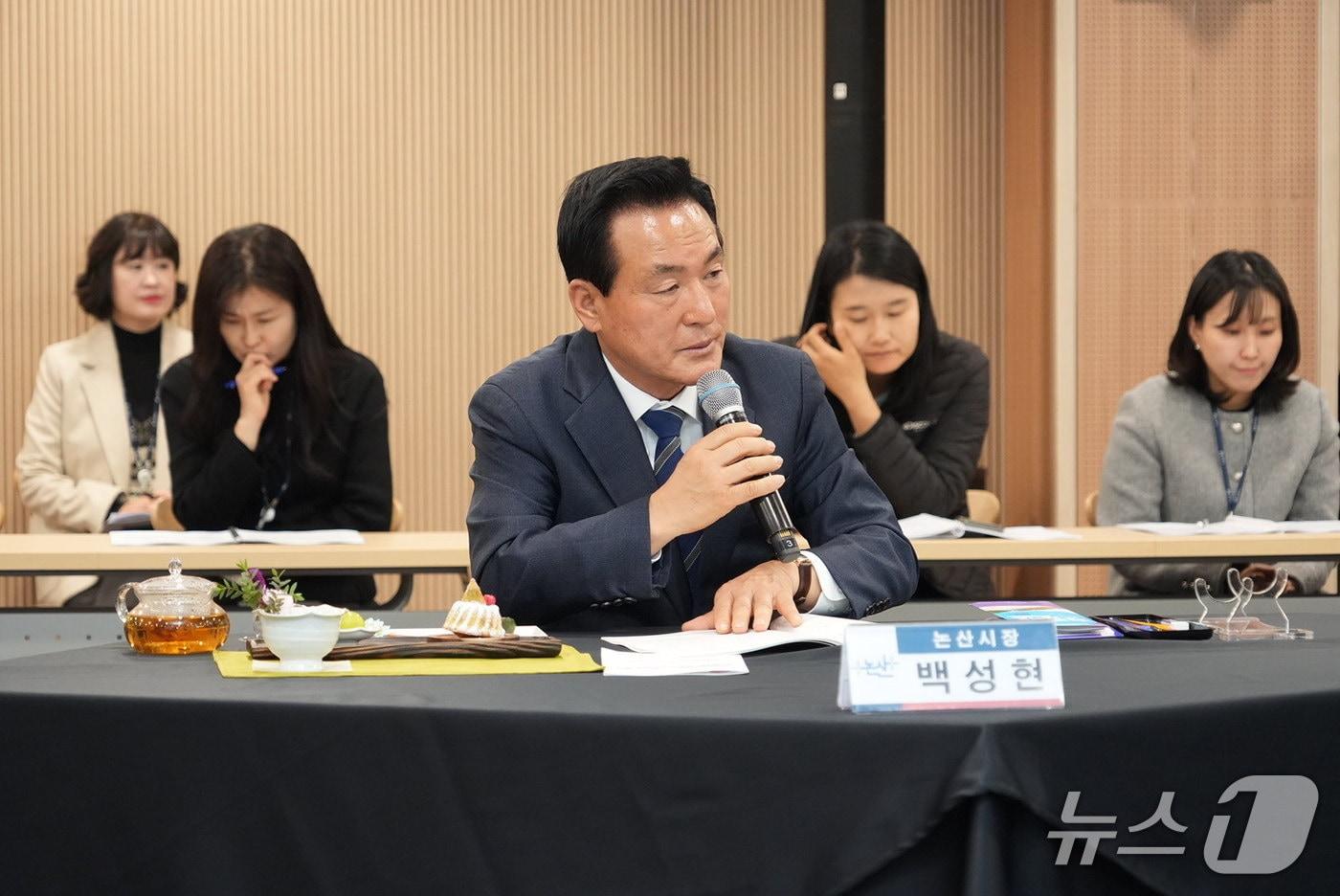 건의사항을 전달하는 백성현 논산시장&#40;논산시 제공.재판매 및 DB금지&#41;/뉴스1