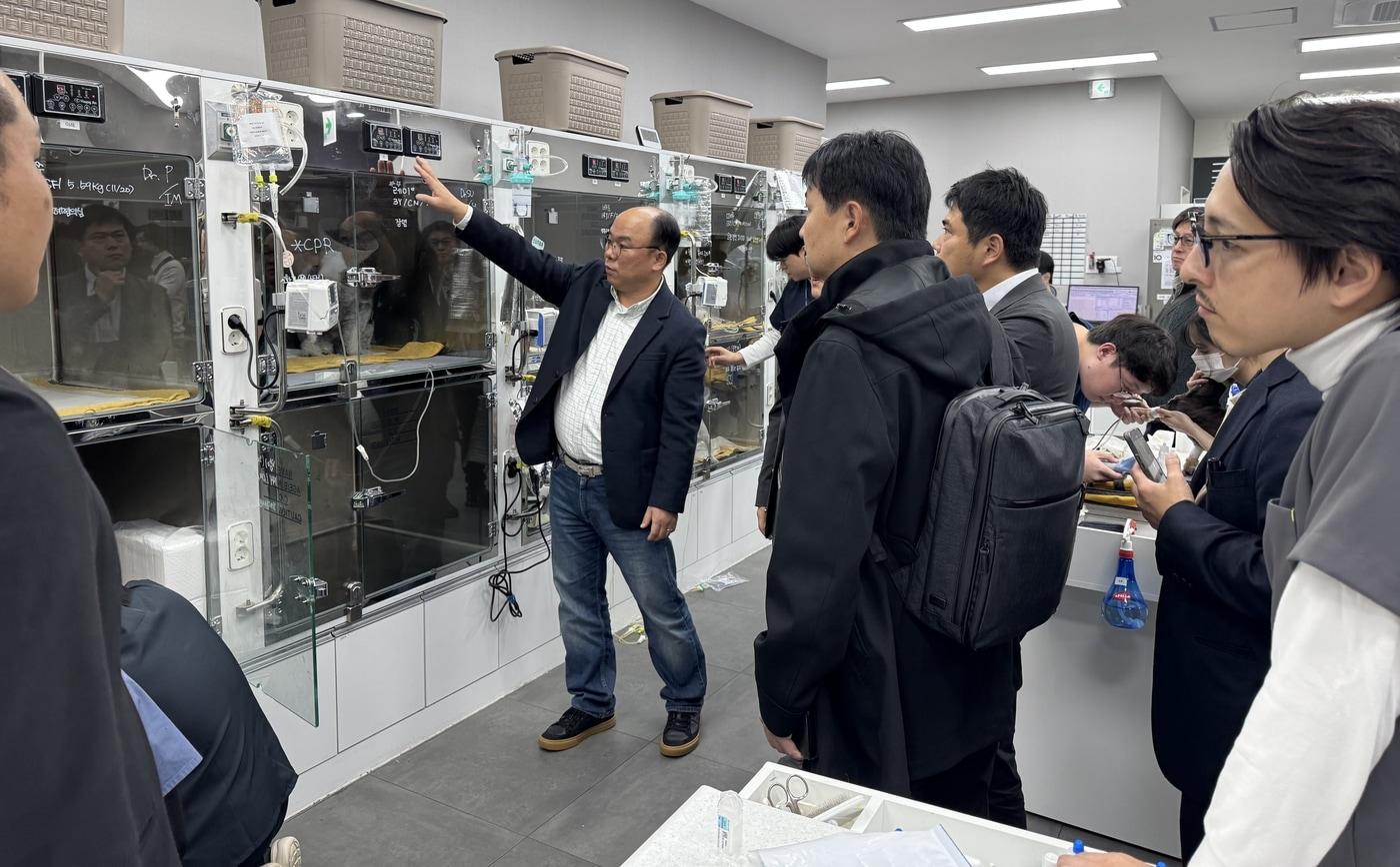 오이세 스카이동물메디컬센터 대표원장이 동물병원 시스템을 일본 수의사들에게 소개하고 있다(병원 제공). ⓒ 뉴스1