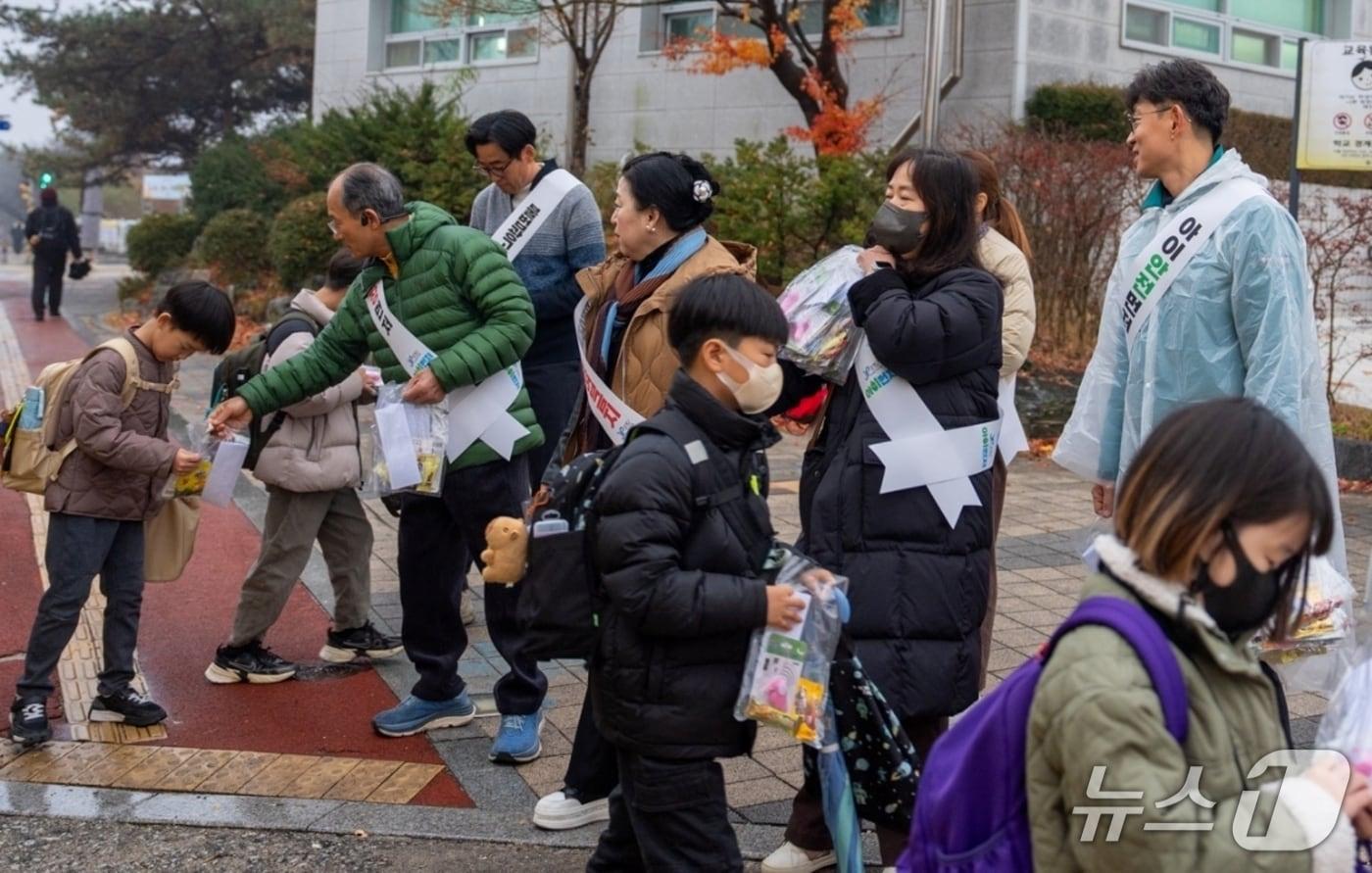 충북 증평군은 25일 증평초등학교 일원에서 등굣길 어린이 약취·유인 예방 합동 캠페인을 진행했다.&#40;증평군 제공, 재판매 및 DB금지&#41;/뉴스1