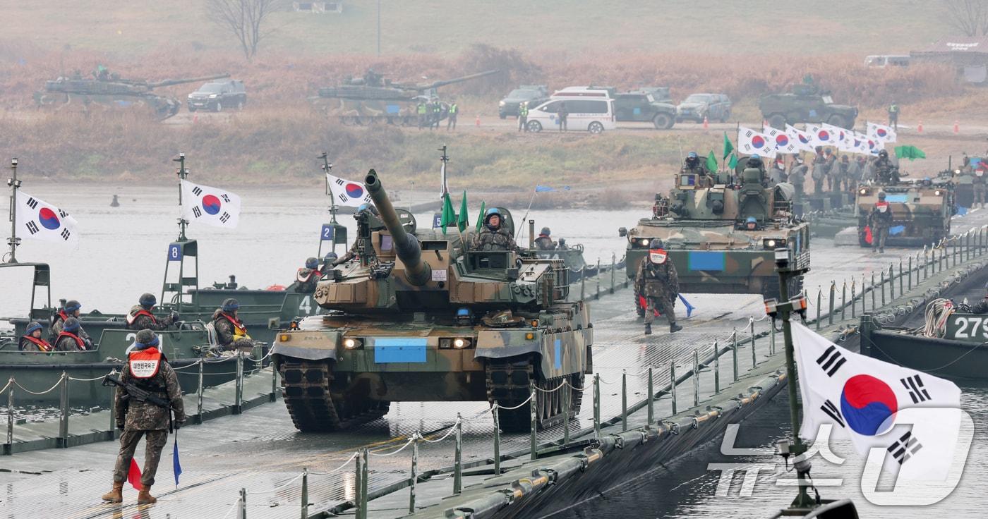 본문 이미지 - 25일 경기 여주시 남한강 일대 훈련장에서 호국훈련의 일환으로 실시한 도하훈련에서 육군 제7공병여단 장병들과 제8기동사단 장병들이 부교 도하 훈련을 하고 있다.(자료사진) 2025.11.25 ⓒ 뉴스1 김영운 기자