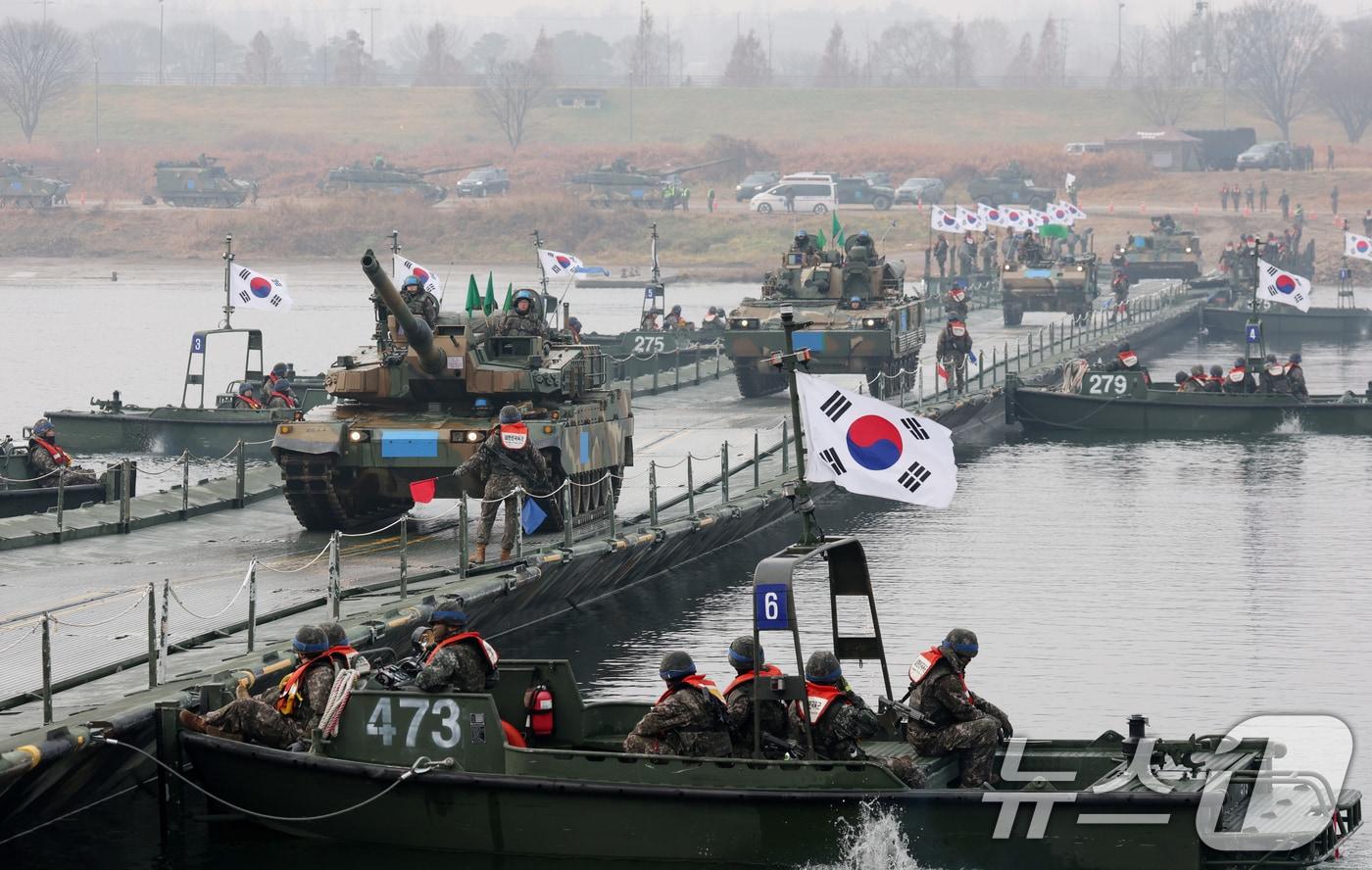 본문 이미지 - 지난해 경기 여주시 남한강 일대 훈련장에서 호국훈련의 일환으로 진행한 도하훈련 모습. 2025.11.25 ⓒ 뉴스1 김영운 기자