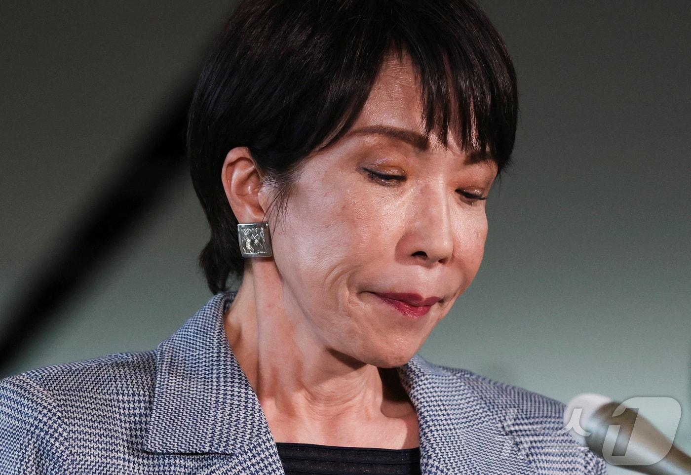 25일 다카이치 사나에 일본 총리가 도쿄 총리관저에서 취재진에게 도널드 트럼프 미국 대통령과의 전화 통화에 대해 설명하던 중 눈을 감고 있다. 2025.11.25 ⓒ 로이터=뉴스1 ⓒ News1 김지완 기자