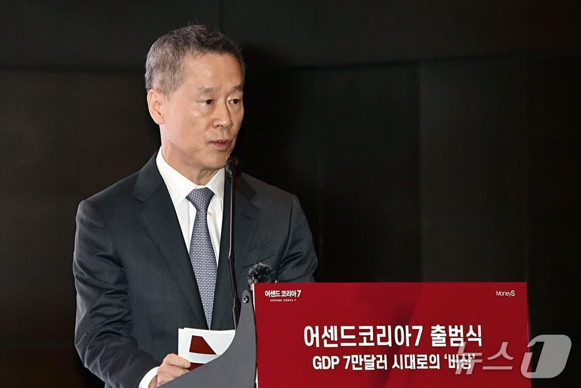 본문 이미지 - 홍선근 머니S 회장이 25일 서울 여의도 콘래드 호텔에서 열린 &#39;어센드 코리아 7&#39; 출범식에서 발표하고 있다. &#40;머니S 제공&#41;