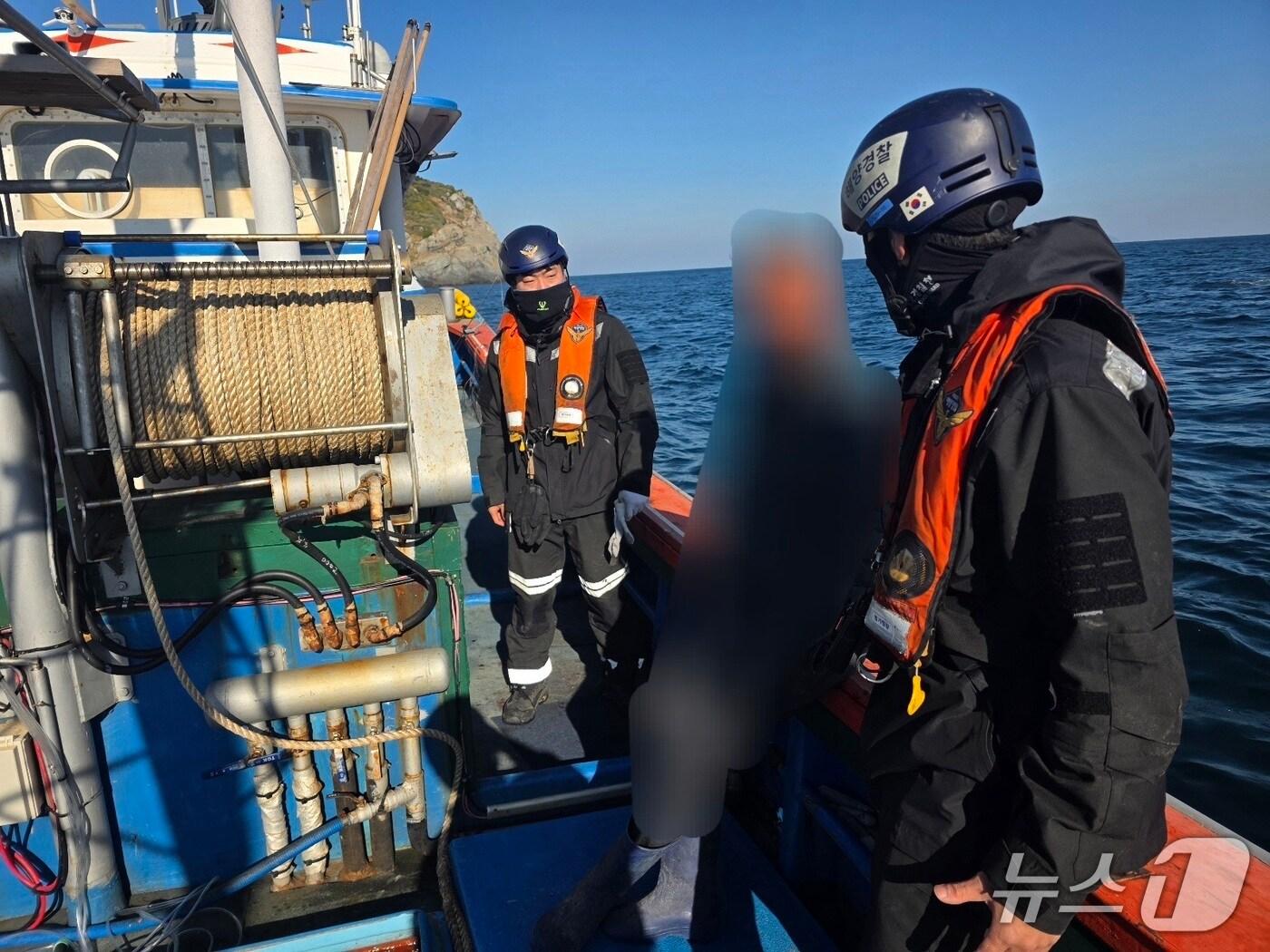 본문 이미지 - 제주해경이 지난 22일 오후 2시 15분쯤 제주시 추자면 사수도 남쪽 180ｍ 해상에서 조업 중이던 A 호(6.32t급·연합복합·제주선적)에 승선한 선장과 선원이 구명조끼를 착용하지 않고 조업하는 현장을 적발하고 있다.(제주해경서 제공. 재판매 및 DB 금지)/뉴스1