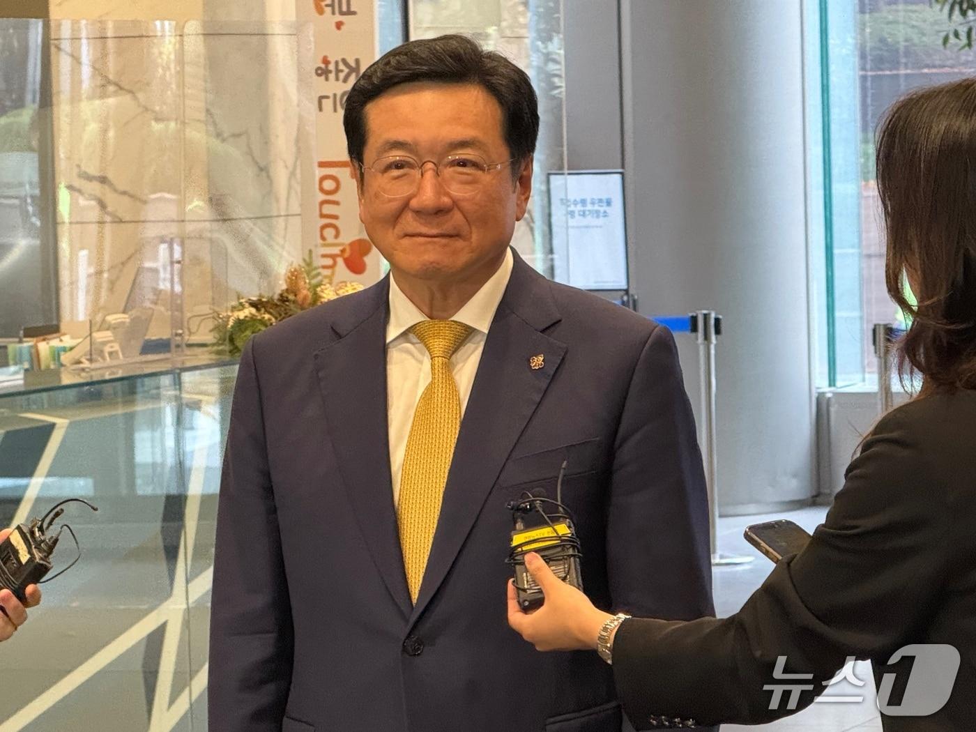 본문 이미지 - 이찬희 삼성 준법감시위원회&#40;준감위&#41; 위원장이 15일 오후 서울 서초구 삼성생명 사옥에서 열린 준감위 정례회의에 참석하며 취재진의 질문에 답하고 있다. 2025.11.25/뉴스1