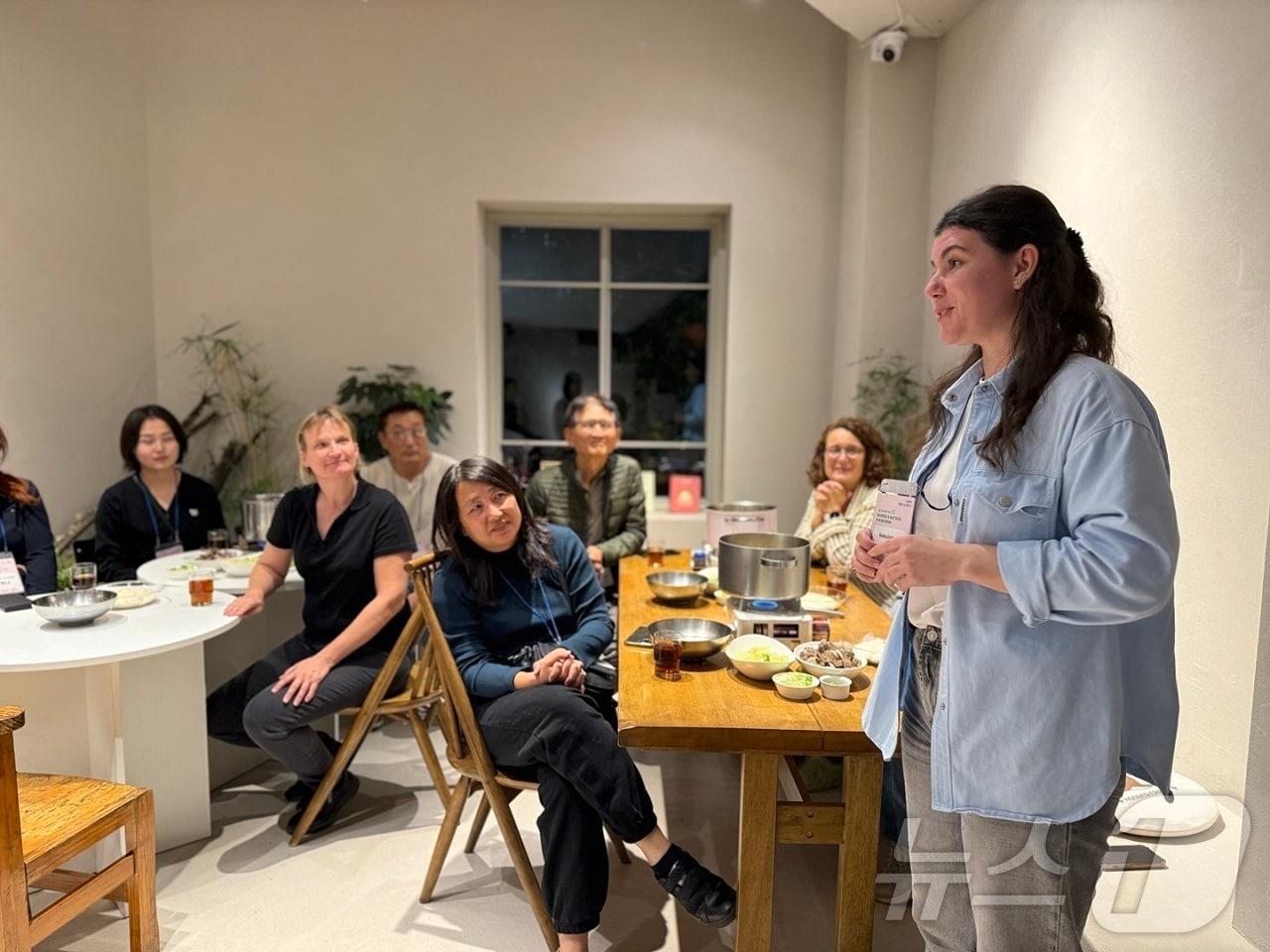 본문 이미지 - 전남 순천시가 추진하는 체류형 숙박 프로그램 &#39;쉴랑게&#39;에 참여한 외국인 관광객들이 대화를 나누고 있다. &#40;순천시 제공. 재판매 및 DB금지&#41; ⓒ News1