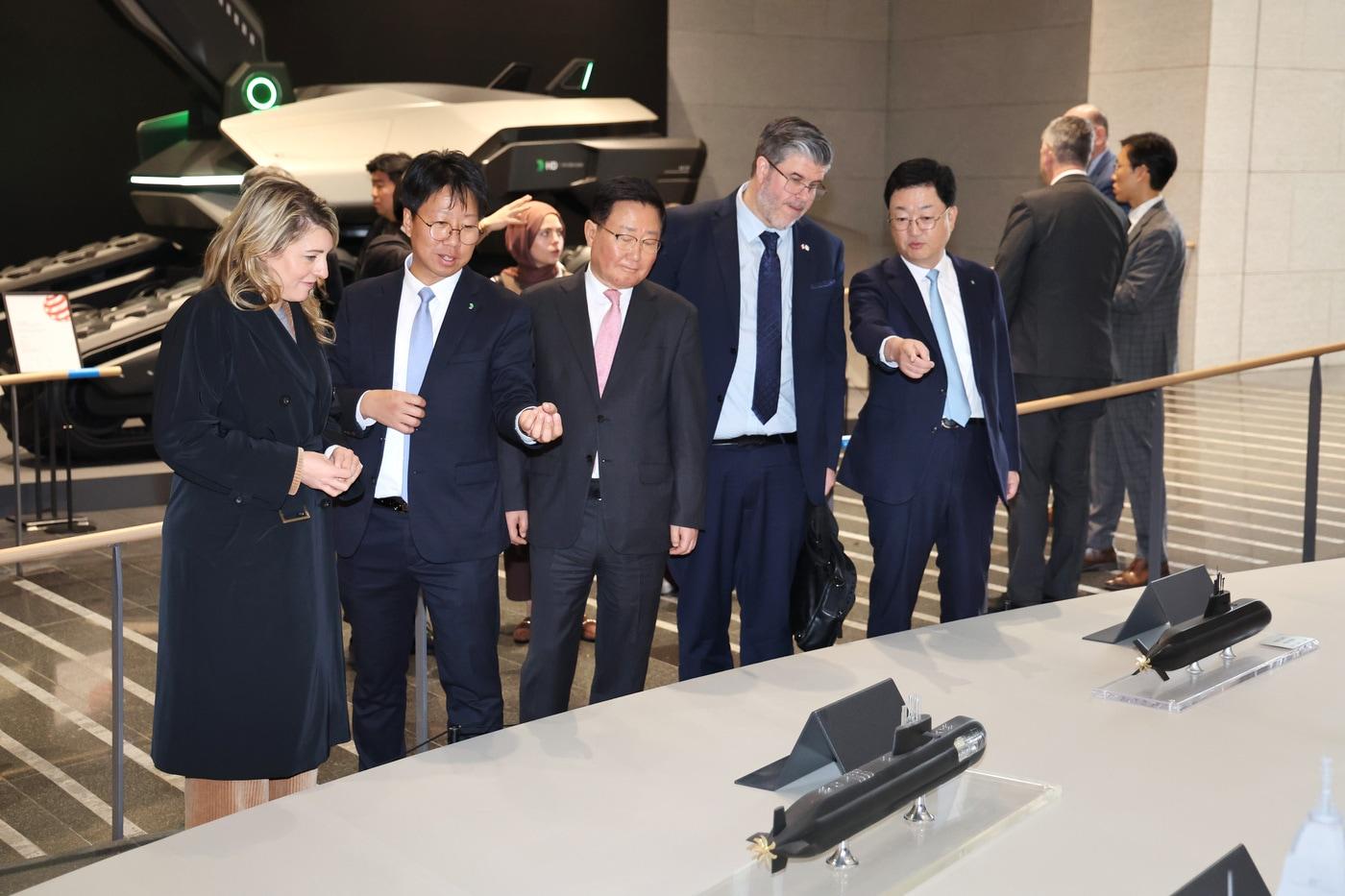 25일 멜라니 졸리&#40;Melanie Joly&#41; 캐나다 산업부 장관과 필립 라포튠&#40;Philippe Lafortune&#41; 주한 캐나다 대사 일행이 조석 HD현대 부회장, 주원호 HD현대중공업 사장과 함께 HD현대 글로벌R&D센터에서 미래형 선박·잠수함·호위함 등 함정 모형을 둘러보고 있다. &#40;HD현대 제공&#41;