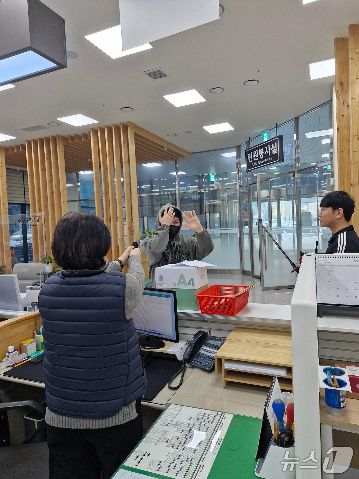 본문 이미지 -  대전시교육청 민원봉사실 특이민원 발생 모의훈련(대전시교육청 제공) /뉴스1