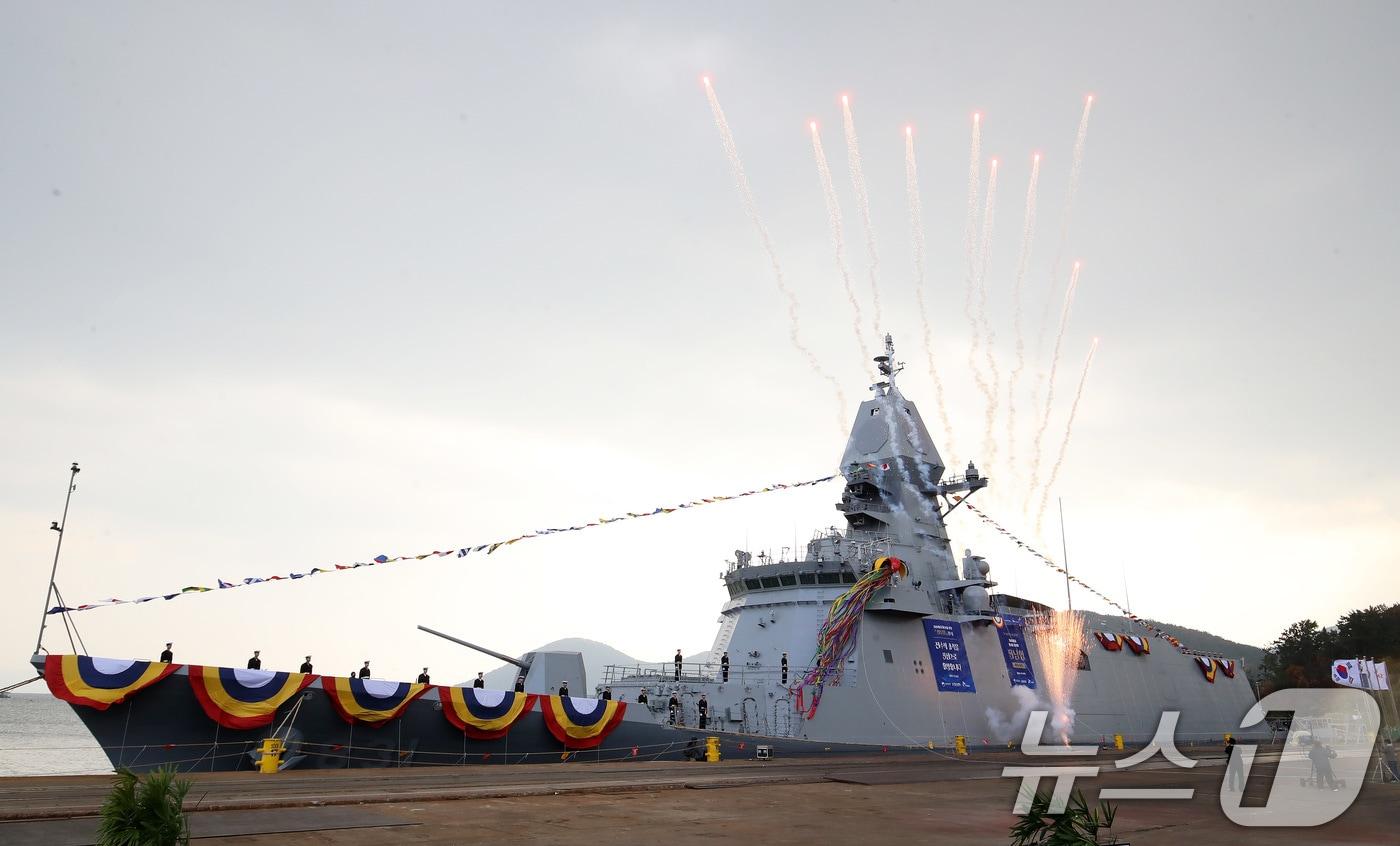 25일 오후 경남 고성군 동해면 SK오션플랜트에서 '전남함' 진수식이 열리고 있다. 해군 3600톤급 신형 호위함인 전남함은 길이 129m, 폭 14.8m, 높이 38.9m로, 5인치 함포, 한국형 수직발사체계(KVLS), 대함유도탄방어유도탄, 함대함유도탄, 전술함대지유도탄, 장거리 대잠어뢰 등을 장착하고 있다. 2025.11.25/뉴스1 ⓒ News1 윤일지 기자