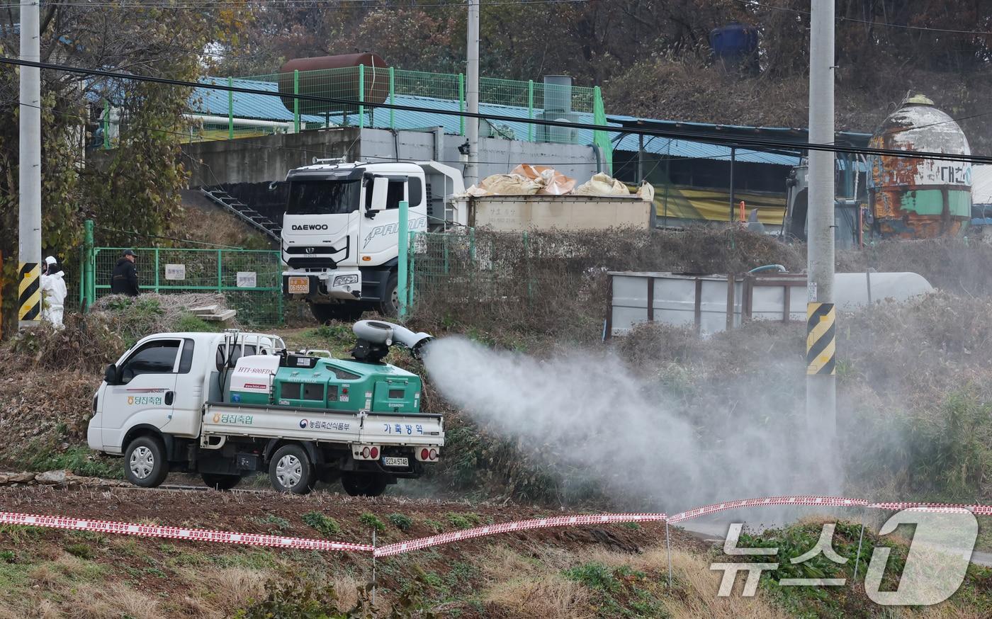 25일 충남 당진 송산면 무수리 한 돼지농장에서 &#39;치사율 100%&#39;&#40;급성형&#41;에 달하는 아프리카돼지열병&#40;ASF&#41;이 발생한 가운데 방역 관계자가 농장 입구를 소독하고 있다. 충남도와 당진시는 이날 발생 농가와 농장주 소유 2개 농장 돼지에 대한 살처분을 마칠 계획이며, 발생 농장 10㎞ 이내 28개 양돈농장에 대해서는 소독을 실시와 함께 이동 제한 조치를 취했다. 2025.11.25/뉴스1 ⓒ News1 김기태 기자