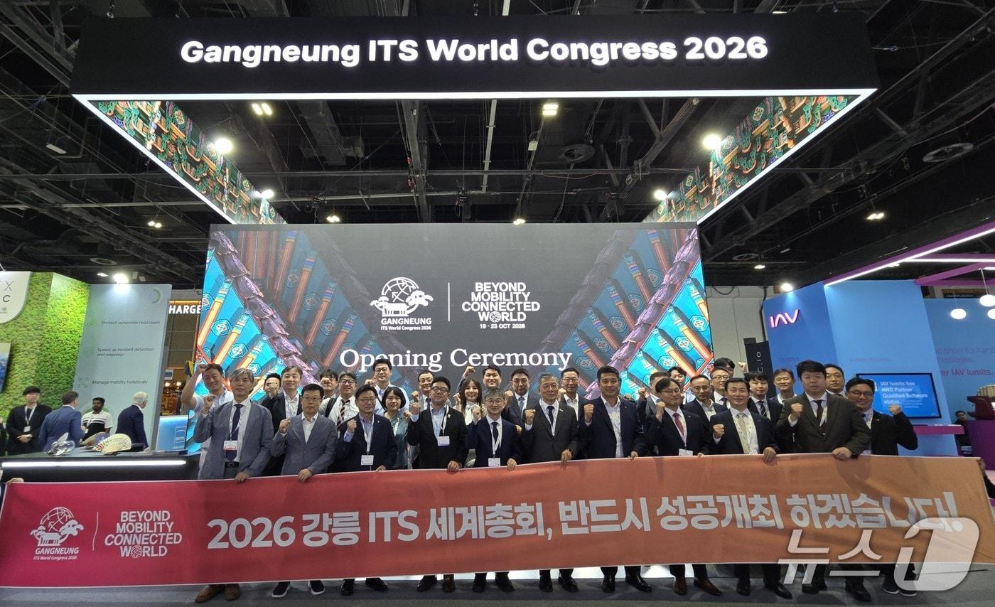 지난해 두바이 ITS 세계총회장에 마련됐던 &#39;강릉관&#39; 개관식 당시 자료사진. 강원 강릉시는 오는 2026 ITS 세계총회 개최지다.&#40;강릉시 제공, 재판매, 및 DB 금지&#41;